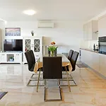 Modern 2-Bed Apt, Late Check In Available
