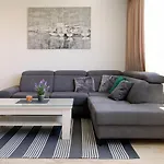 Modern 2-Bed Apt, Late Check In Available