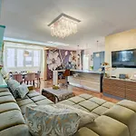 Spacious Lux Beach Apartment