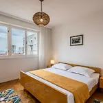 Apartment Issa & Sea View