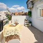 Modern & Spacious Rooftop Apartment With Natual Sunlight