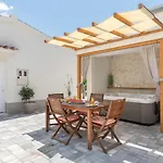 Tonina - House With Terrace, Jacuzzi, Free Parking