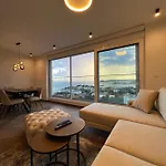 Apartment Touch The Sky Split