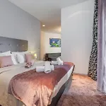 Starlight Luxury Rooms