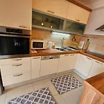 Beautiful Large Apartment, Walk To Beach