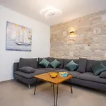 Kamarin Luxury Studio Apartment