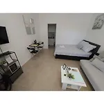 Studio Apartment Lee