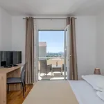 Apartment Renata + Private Swimming Pool In Split