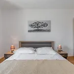 Apartment Renata + Private Swimming Pool In Split