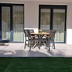 Apartment With Garden And Free Private Parking