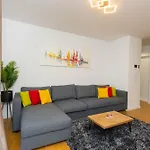 Apartment - Free Parking In Garage , Seaview , Quiet Neighbourhood
