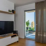 Apartment - Free Parking In Garage , Seaview , Quiet Neighbourhood