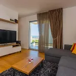 Apartment - Free Parking In Garage , Seaview , Quiet Neighbourhood