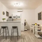 Apartments And Rooms Villa Lina