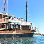 Rhythm Floating Accom - Split