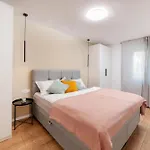 Cro.Lo Modern Retreat