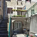Old Town Apartment Nina 1