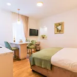 Luxury 2 Bedroom-2 Bathroom Apartment & Studio App With Rooftop Terrace
