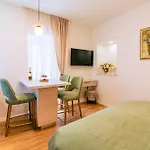Luxury 2 Bedroom-2 Bathroom Apartment & Studio App With Rooftop Terrace