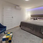 17 Ljubav Place