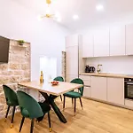 Luxury 2 Bedroom-2 Bathroom Apartment & Studio App With Rooftop Terrace