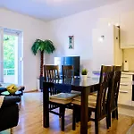 Central 2 Bedroom, Free Private Parking