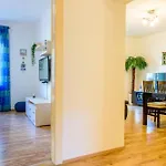 Central 2 Bedroom, Free Private Parking