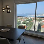 Apartment Touch The Sky Split