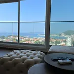 Apartment Touch The Sky Split
