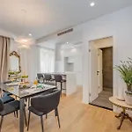 Top Location! Spacious Lux Apartment -5 Min From Beach & Centre