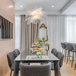 Top Location! Spacious Lux Apartment -5 Min From Beach & Centre