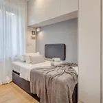 Top Location! Spacious Lux Apartment -5 Min From Beach & Centre