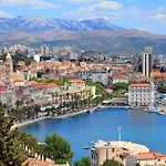 Apartment Isabela - 3 Bedrooms - Near To Mall Of Split