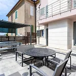 Beautiful Luxury House W Sea View & Outside Space