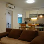 Beachfront Apartment For 4, 30M To Pebble Beach 180M To Sandy Beach, Central Stobrec With Summer Amenities