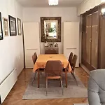 Bizzbuzz Apartment Split