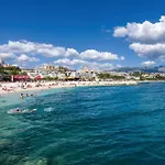 4 Bedroom Beach Front Home In Stobrec