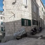 Rokos Superior Downtown Rooms - Comfortable Rooms With Private Bathrooms - Perfect Location For Exploring Diocletian\'S Palace And The Gastronomy Of Split Within Walking Distance