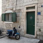 Rokos Superior Downtown Rooms - Comfortable Rooms With Private Bathrooms - Perfect Location For Exploring Diocletian\'S Palace And The Gastronomy Of Split Within Walking Distance