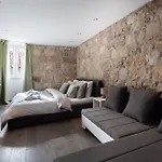 Rokos Superior Downtown Rooms - Comfortable Rooms With Private Bathrooms - Perfect Location For Exploring Diocletian\'S Palace And The Gastronomy Of Split Within Walking Distance