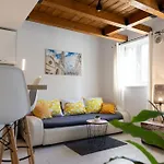 Central Split Rooms And Apartments Paese