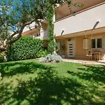 Apartments In Nice House Split With Garden For Children & Private Parking