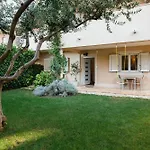 Apartments In Nice House Split With Garden For Children & Private Parking