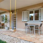Apartments In Nice House Split With Garden For Children & Private Parking