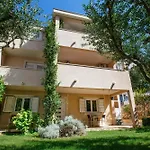 Apartments In Nice House Split With Garden For Children & Private Parking