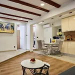 Bernard Deluxe Renovated Peaceful Old Town Gem