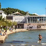 Le Petit, Central Apartment Near Theatre & Beach