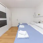 House Niko M With 6 Apartments