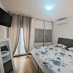 Beautiful Large Apartment, Walk To Beach
