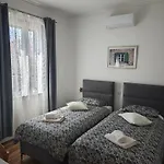 Apartment Central Old Town With Private Indoor Garage Parking